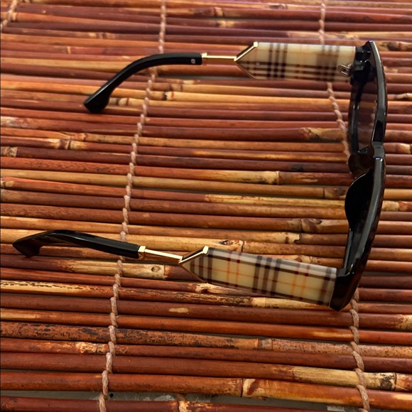 Stylish Black Rectangular Lens Sunglasses Classic Plaid Accent main image 11